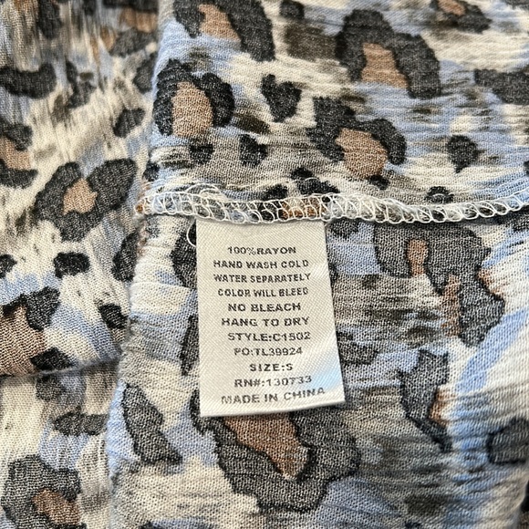 Umgee Small Open Sleeve Animal Print Blouse Like New - Picture 6 of 9